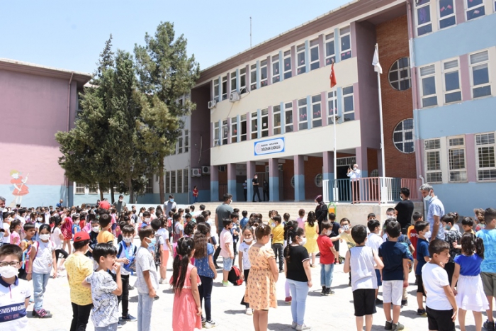 Büşra ve Suzan Öğretmenin okulunda yas var