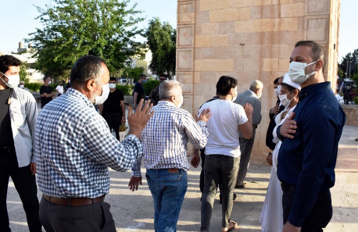 Kaymakam Yalçın, vatandaşlar ve görevi başındaki personel ile bayramlaştı
