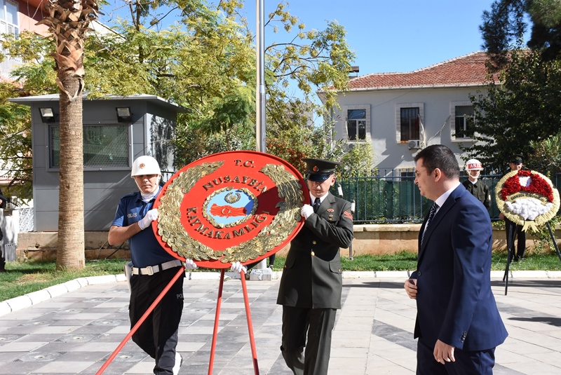 Cumhuriyet Bayramı kutlamaları çelenk sunumuyla başladı