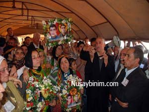 Nusaybin'de yüzlerce insan PKK üyesi Kaya'nın ailesine taziye ziyaretinde bulundu