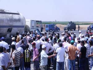 Elektrik kesintilerinden bıkan çiftçiler, İpekyolu'nu trafiğe kapattı 