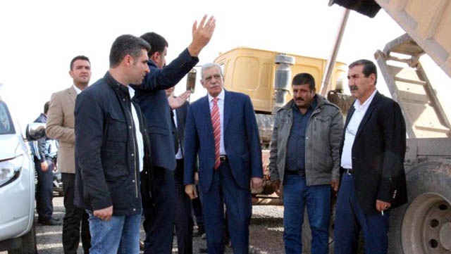 Türk, Derikte yol asfaltlama çalışmalarını denetledi