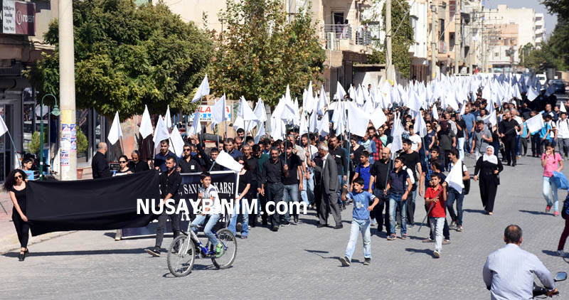 Nusaybin'de greve giden STK'lar, siyah elbise giyerek beyaz bayrakla yürüdü