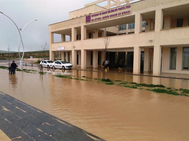 Artuklu Üniversitesi kampüsünü su bastı