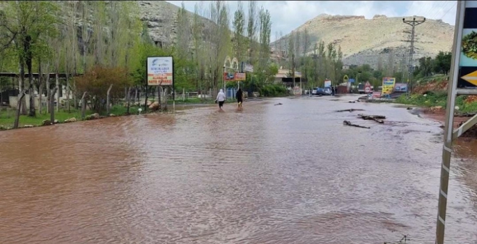 Aşırı yağış sonrası Nusaybin - Midyat Karayolu ulaşıma kapatıldı