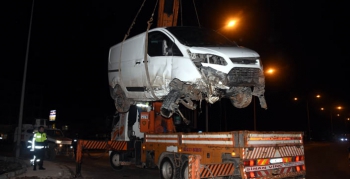 Bankaya ait para yüklü minibüs kaza yaptı, 1 yaralı