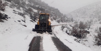Belediye, kardan dolayı kapanan yolları temizledi