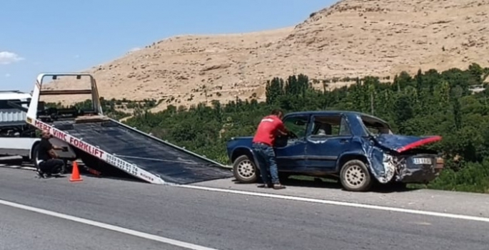 Beyazsu Yolunda park alanındaki otomobile çarpıp kaçtılar