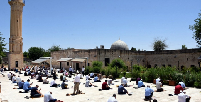 Camilerde beş vakit cemaatle namaz kılınmaya başlanacak