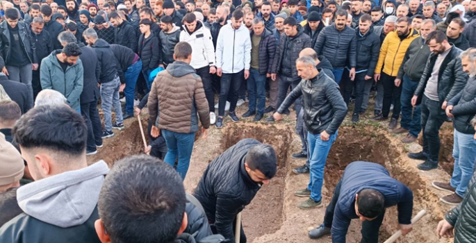 Depremde hayatını kaybeden anne, baba ve çocukları yan yana defnedildi