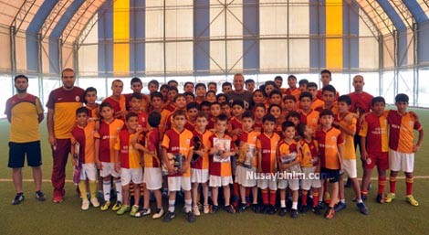 Önder, GS Nusaybin Futbol Okulunu ziyaret etti
