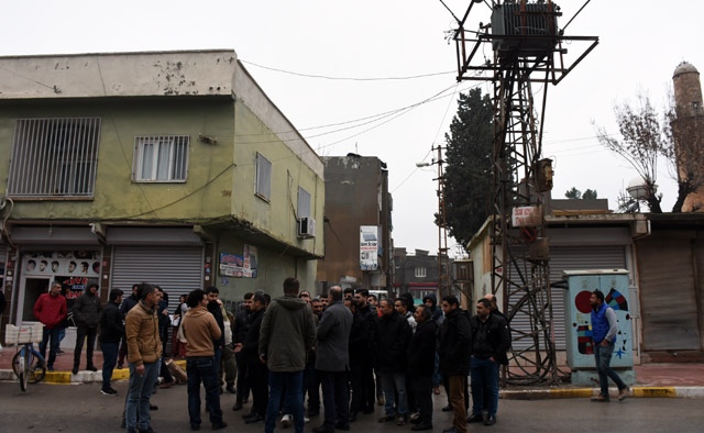 Elektrik kesintilerinden bıkan mahalleli DEDAŞ'a tepki gösterdi
