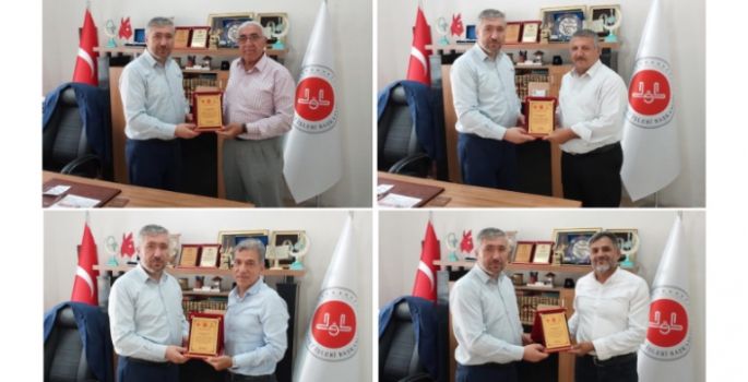 Emekliye ayrılan 4 din görevlisine teşekkür plaketi