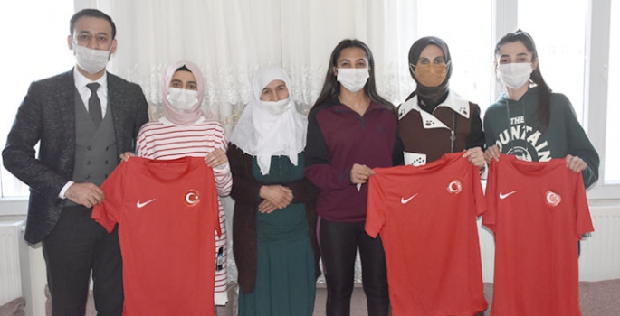 Gençlik ve Spor Bakanı Kasapoğlu’nun eşi Betül Kasapoğlu Nusaybin'i ziyaret etti