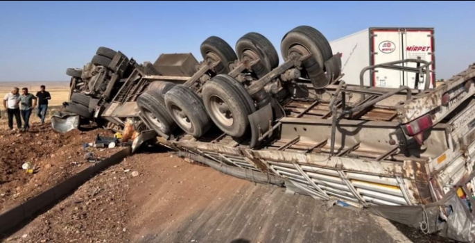 Girmeli Kavşağında tır ile traktör kazası