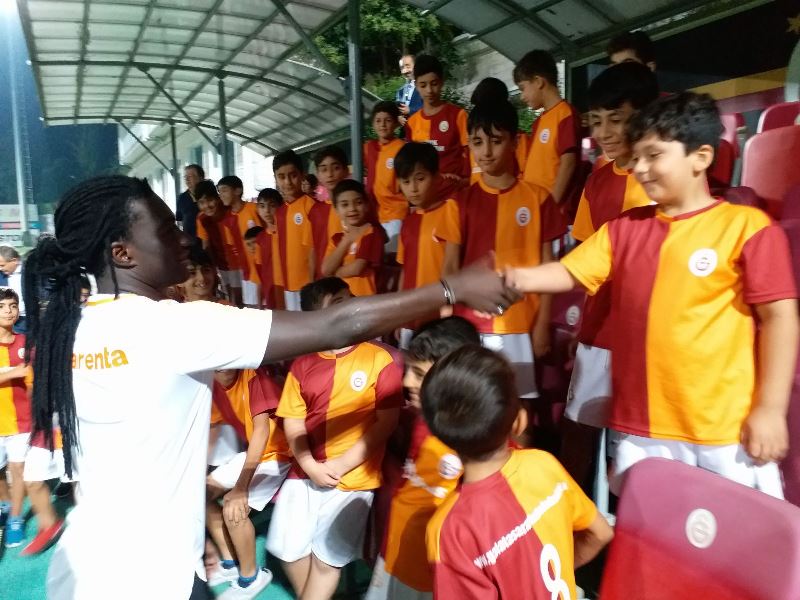 Ünlü Futbolcu Gomis kramponlarını Nusaybinli Sporculara hediye etti