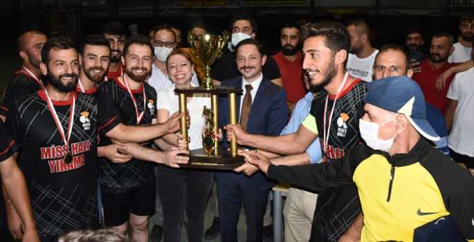 Halı Saha Futbol Turnuvasından Şampiyon Miss Halı Yıkama oldu