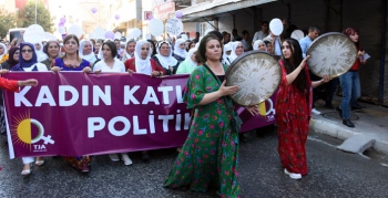 HDP Nusaybin'de kadın yürüyüşü düzenledi