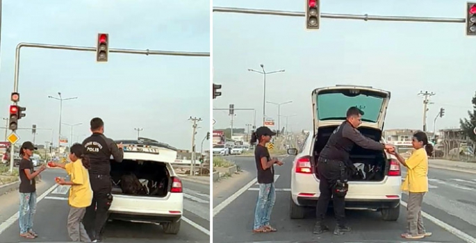 İftara giden polis memuru yol kenarında gördüğü çocuklara meyve verdi