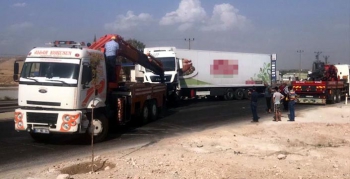 İpek yolunda kaza yapan tır orta refüj bariyerlerine çarptı