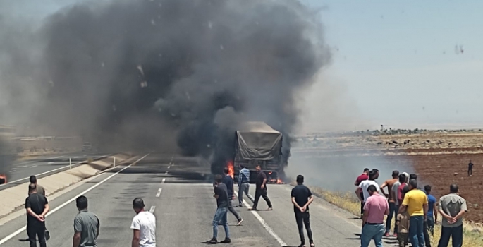 İpek yolunda seyir halindeki tır alev alarak yandı