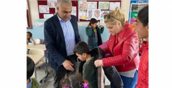 AK Partili başkanlar iki köy okulu öğrencilerine mont hediye etti