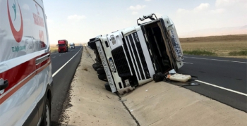 İpek yolu Turgutlu'da tır kaza yaptı, 1 yaralı