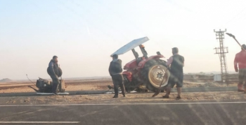 İpek yolundaki trafik kazasında traktör iki parçaya bölündü