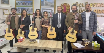 NESO Başkanı Ömer Özel’den UMSEF’e gitar desteği