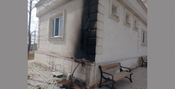 Nusaybin’de alev alan elektrik kablosu az kalsın camiyi yakıyordu