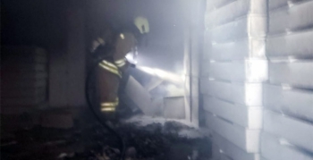Nusaybin’de mobilya deposunda yangın çıktı