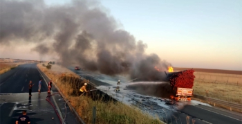 Nusaybin'de plastik boru yüklü kamyon yandı