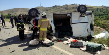 Nusaybin - Midyat Karayolunda kaza yapan minibüs hurdaya döndü