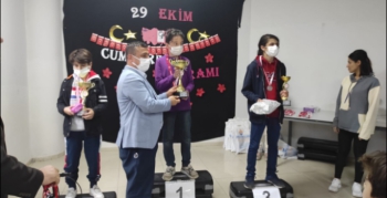 Satranç turnuvası şampiyonlarına bisiklet ödülü