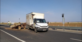 Traktör ile kamyonet kazasında 3 kişi yaralandı