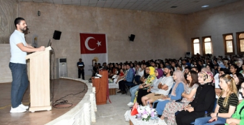 Ünlü Yazar Nusaybin'de KPSS adaylarıyla buluştu