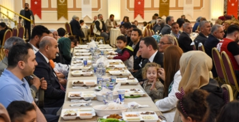 Vali Demirtaş Nusaybin'de iftar programına katıldı