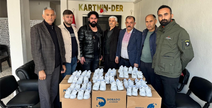 Kartmin-der 11 Okul öğrencilerine mont ve ayakkabı yardımı dağıttı