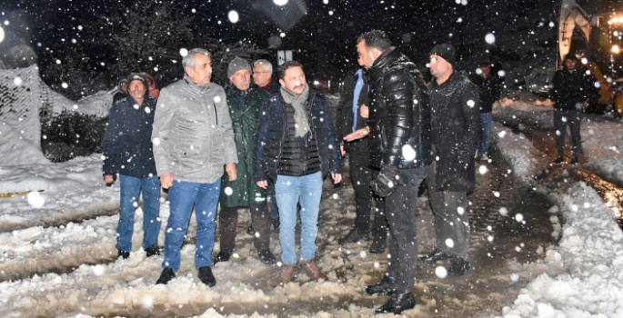 Kaymakam Kayabaşı, Akarsu'da gece yapılan yol açma çalışmalarına katıldı