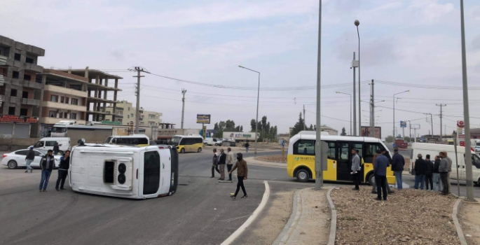 Kaza yapan minibüs  yolun ortasına devrildi