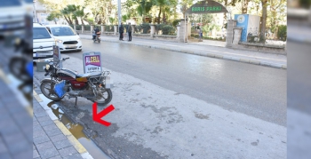 Lozan Caddesinde patlayan kanalizasyon borusu tehlike saçıyor