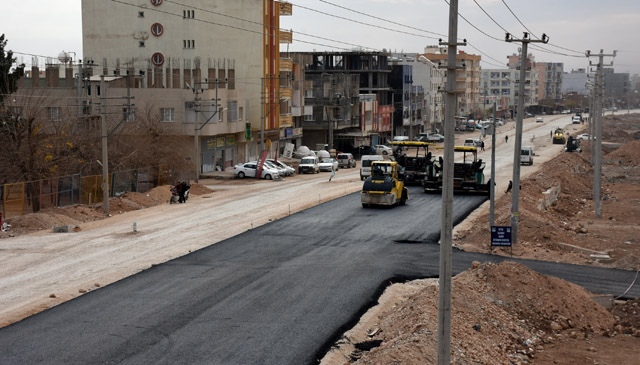 Nusaybin'de 20 yıldır ihtilaf nedeniyle yapılmayan yolu kayyum asfaltladı