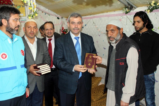 Suriyeli mültecilere 5 bin Kuran-ı Kerim hediye edildi
