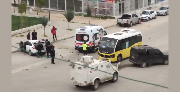 Nevruz Bulvarında trafik kazası, 2 yaralı