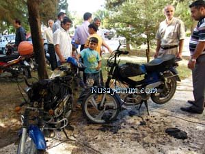 Hükümet Konağı Bahçesinde park halindeki 2 motosiklet yandı