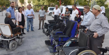 Nusaybin Belediyesinden 25 engelliye tekerlekli sandalye