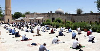 Nusaybin'de 10 camide sosyal mesafeli ilk cuma kılındı