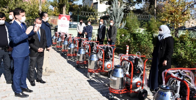 Nusaybin'de 22 üreticiye süt sağım makinesi dağıtıldı