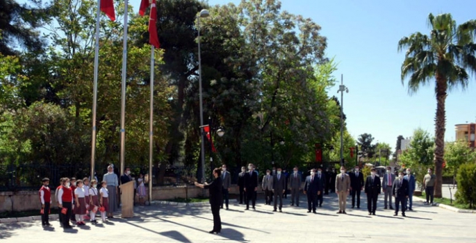 Nusaybin'de 23 Nisan Bayramı nedeniyle çelenk töreni düzenlendi