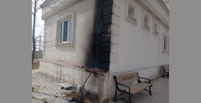 Nusaybin’de alev alan elektrik kablosu az kalsın camiyi yakıyordu